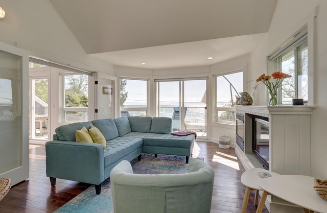 Beautiful pet friendly Beach House: Inquire for monthly rental rate