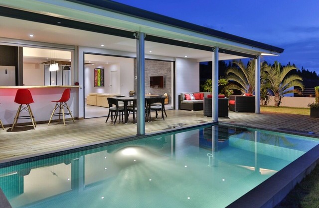 Beautiful pool villa with panoramic views on Moorea island