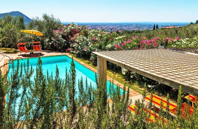 Beautiful private villa with hot tub, private pool, WIFI, A/C, TV, patio, pets allowed and parking