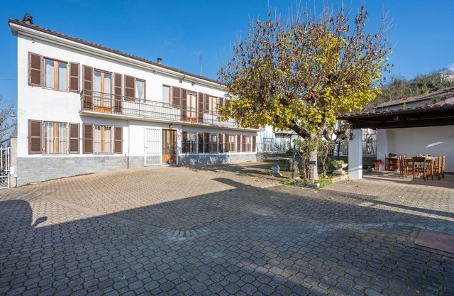 Beautiful private villa for 6 people with private pool, WIFI, TV, patio, pets allowed and parking