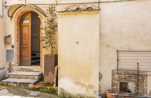 Beautiful private villa for 4 people with WIFI, TV, pets allowed and parking