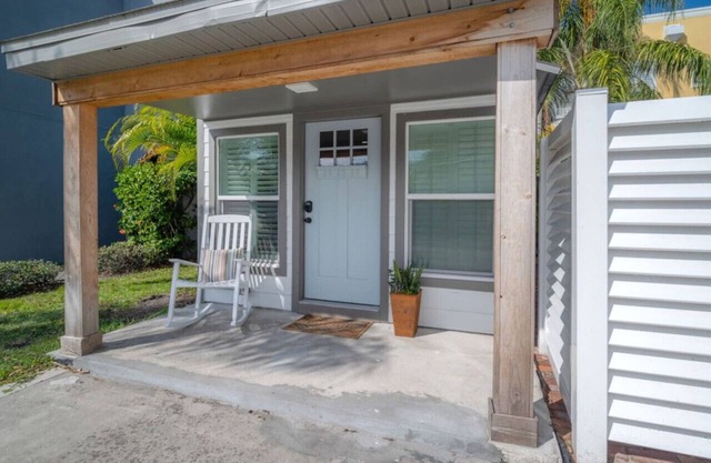 Beautiful Private Bungalow near Hyde Park!
