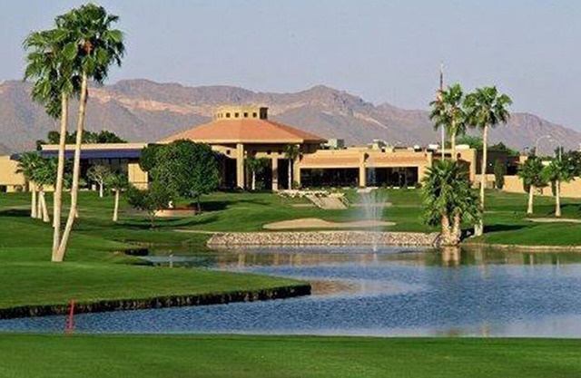 Beautiful private golf course complex with private golf course, swimming pool, jacuzzi.