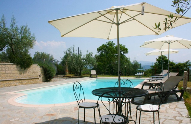 Beautiful private villa with private pool, WIFI, TV, pets allowed and parking, close to Arezzo
