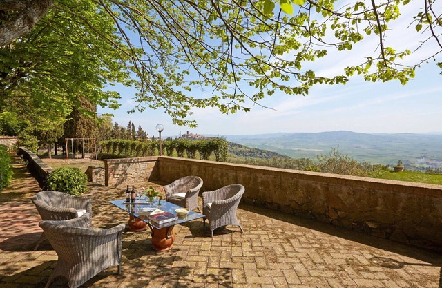 Beautiful private villa for 20 people with WIFI, private pool, TV, pets allowed and panoramic view
