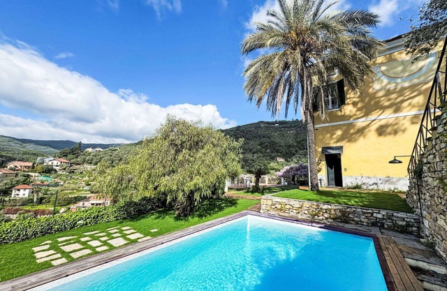 Beautiful private villa for 8 people with private pool, A/C, WIFI, patio, panoramic view and par.