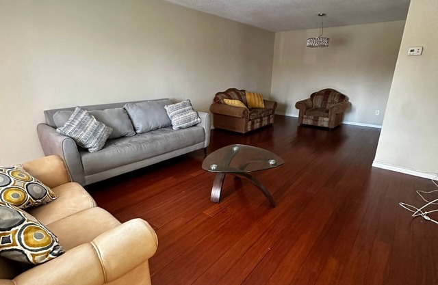 Beautiful Private Room- Full Amenities- Near Restaurants Shopping & Transit 3