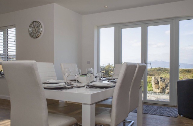 Beautiful private villa for 6 guests with WIFI, TV, pets allowed, panoramic view and parking