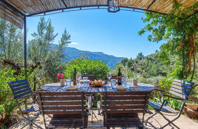 Beautiful private villa for 4 people with WIFI, TV, patio and parking