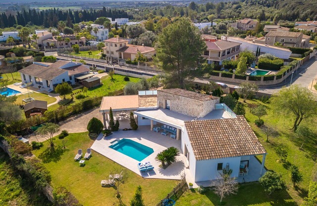 Beautiful private villa for 7 people with private pool, WIFI, A/C, TV, patio and parking