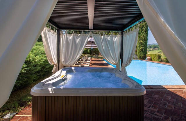 Beautiful private villa for 8 people with WIFI, A/C, private pool, TV, pets allowed and parking