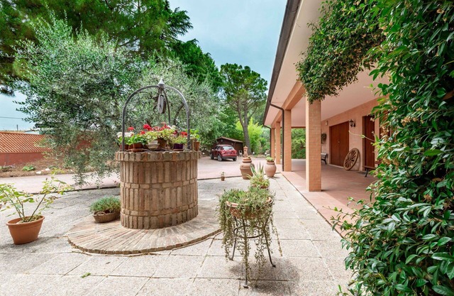 Beautiful private villa for 8 guests with WIFI, A/C, TV, patio, panoramic view and parking