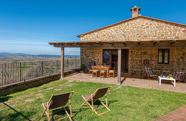 Beautiful private villa for 8 guests with WIFI, patio, pets allowed, panoramic view and parking