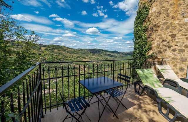 Beautiful private villa with A/C, WIFI, hot tub, TV, terrace, panoramic view and parking