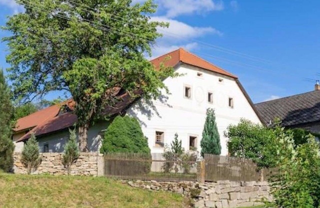 Beautiful private villa for 8 guests with WIFI, patio, pets allowed and parking