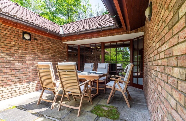 Beautiful private villa for 6 guests with WIFI, private pool, TV, patio, pets allowed and parking