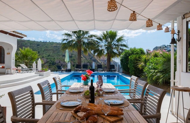 Beautiful private villa for 10 guests with A/C, WIFI, private pool, TV, patio and parking