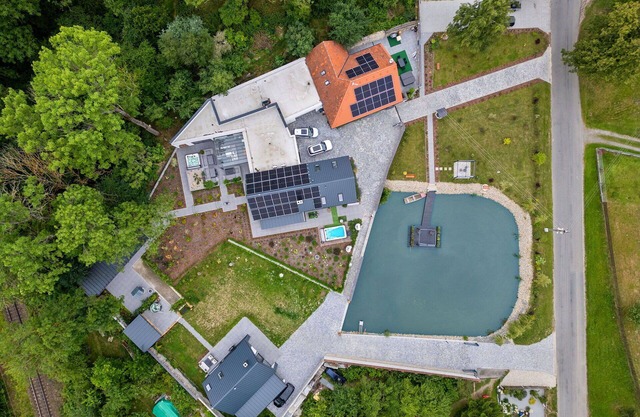 Beautiful private villa for 8 people with hot tub, WIFI, TV, terrace, pets allowed and parking