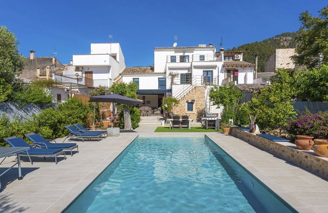Beautiful private villa for 12 people with A/C, private pool, WIFI, TV and terrace