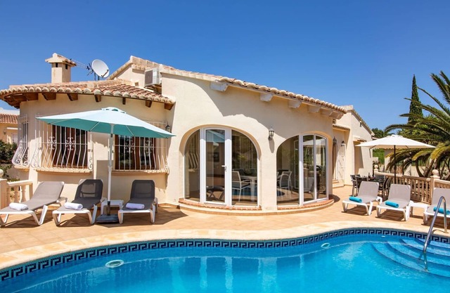 Beautiful private villa for 6 guests with WIFI, A/C, private pool, TV, terrace and parking