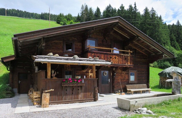 Beautiful private villa for 13 people with WIFI, TV, terrace, pets allowed and parking
