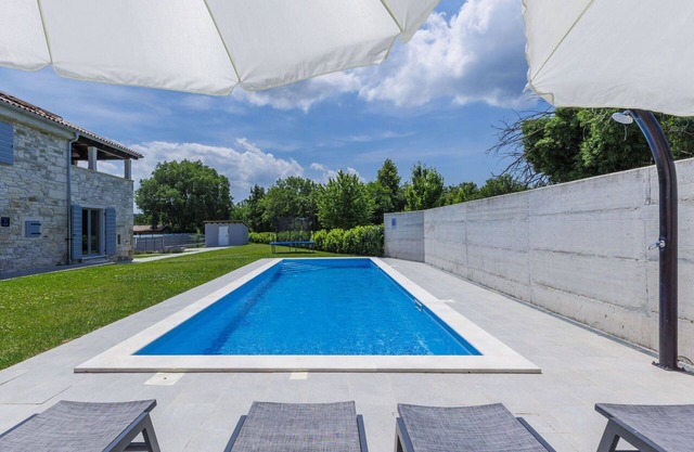 Beautiful private villa for 6 guests with A/C, private pool, WIFI, hot tub, TV, terrace and park.