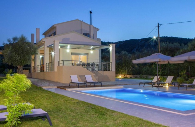 Beautiful private villa for 8 people with A/C, private pool, TV, balcony and parking