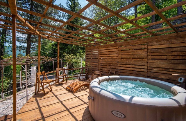 Beautiful private villa for 6 people with hot tub, WIFI, TV, terrace and pets allowed