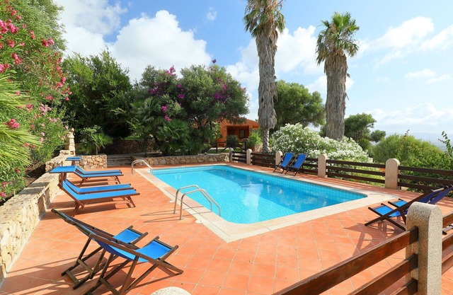 Beautiful private villa with private pool, WIFI, A/C, TV, patio, pets allowed and parking
