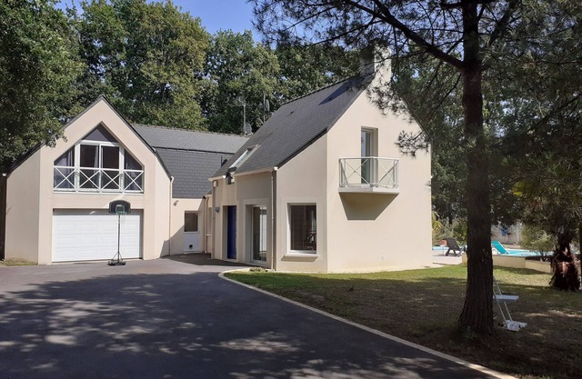 Beautiful, quiet family home with private heated pool (7 adults max)