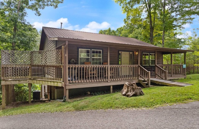 Beautiful Ranch Log Cabin in the picturesque mountains of Red River Gorge, KY