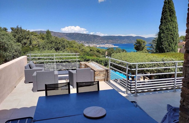 Beautiful renovated villa in a private estate near the beach