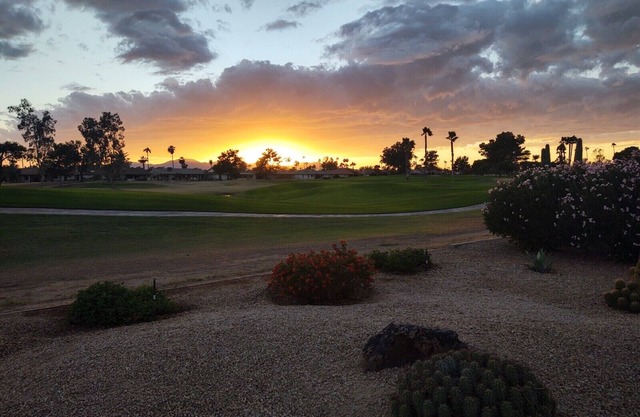 Beautiful remodeled 4-bedroom 2-bath golf course vacation home in Sun City West