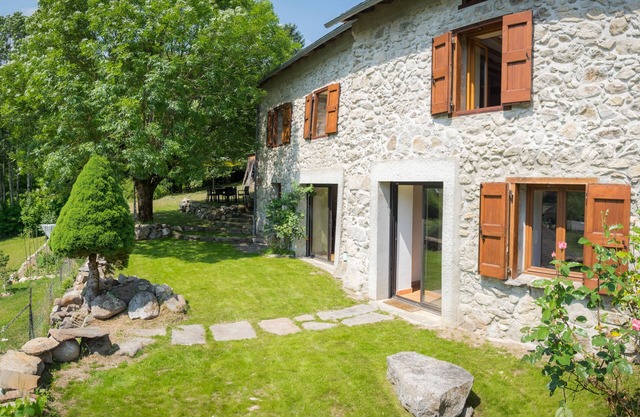 Beautiful renovated stone house with large garden in the heart of the Pyrenees