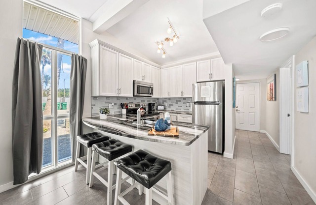 Beautiful Riverfront Villa W/Private Beach Access, Fire Pit, & BBQ Grills 🩴🌊