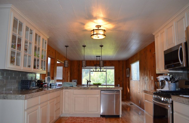 Beautiful riverfront, family friendly home minutes from Lodi - no pets/smoking