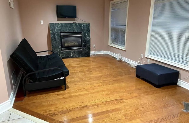 Beautiful Room available in Brampton - Room 1