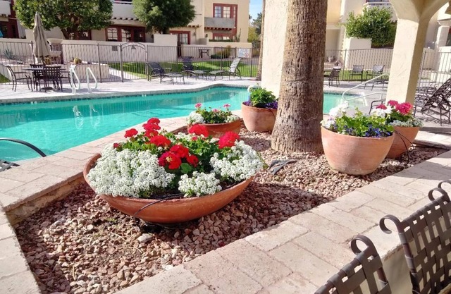 BEAUTIFUL SCOTTSDALE 2BD CONDO PRIVATE, AND QUIET, SPARKLING POOL & SPA, WIFI.