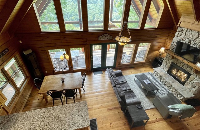 Beautiful secluded cabin - sleeps 12, fire pit, fishing pond, grill, game room