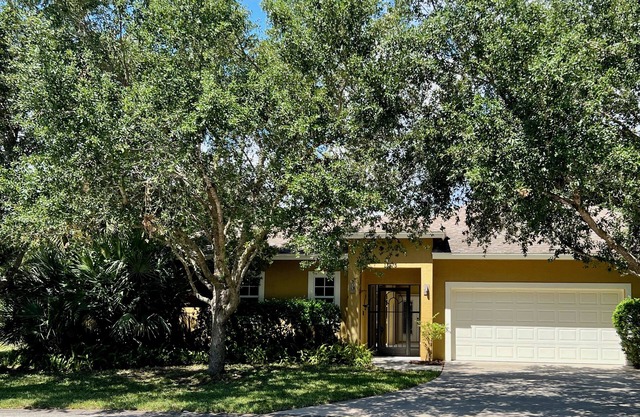BEAUTIFUL SECLUDED POOL HOUSE NEXT TO SEBASTIAN RIVER & WOODED TRAILS