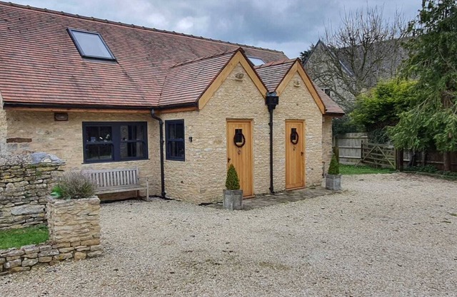 Beautiful self contained Cotswold style cottage 15 mins Central Oxford