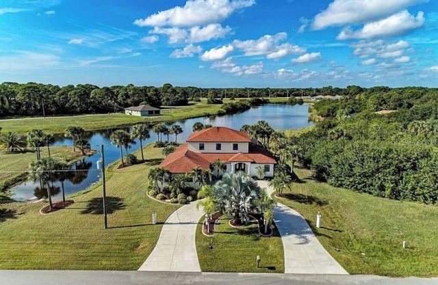 Beautiful serene oasis. Sleeps 12.
