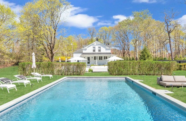 Beautiful Shelter Island Getaway on over an acre, minutes from the ferry!