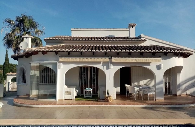 BEAUTIFUL SINGLE-STOREY VILLA IN JAVEA, 3 BEDROOMS, AIR-CONDITIONING, LOVELY HEATED 10X5 POOL,