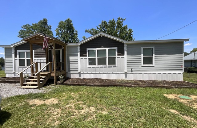 Beautiful Smith lake Home on a lazy sloping lot! No Stairs to the water!