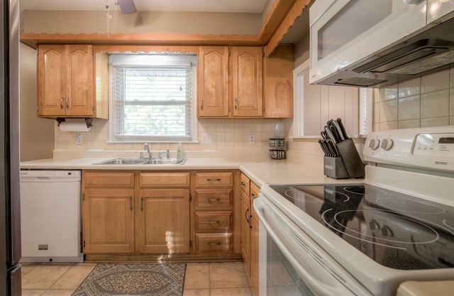 Beautiful South Kansas City Home- Be Anywhere in No Time!