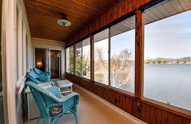 Beautiful Spacious Cottage on Lake Chemong