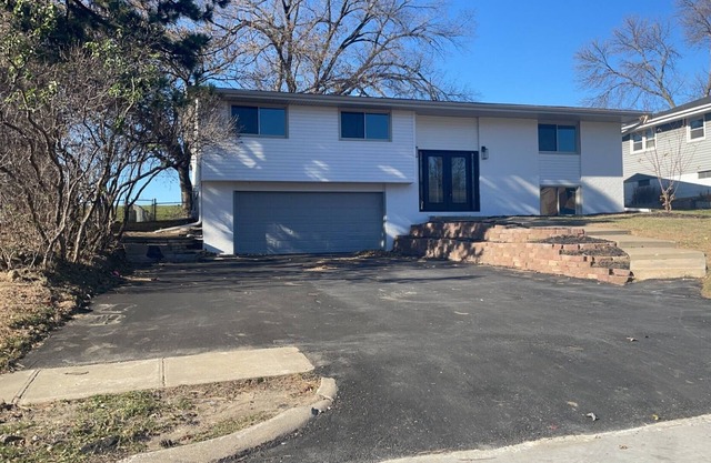 Beautiful Spacious Home— near interstate