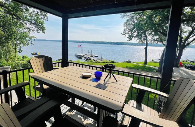 Beautiful St Croix River HomenIndoor/Outdoor Bar, Dock, Hot Tub, Game Room
