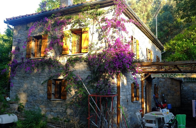 Beautiful stone house villa in Milina, quiet location, close to the seafront!